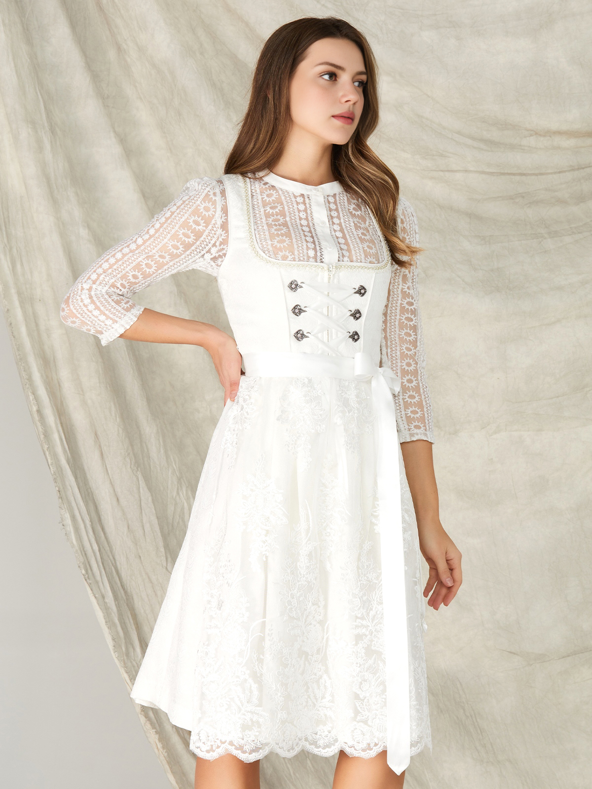 Modernes Dirndl in Weiß – elegant und vielseitig kombinierbar