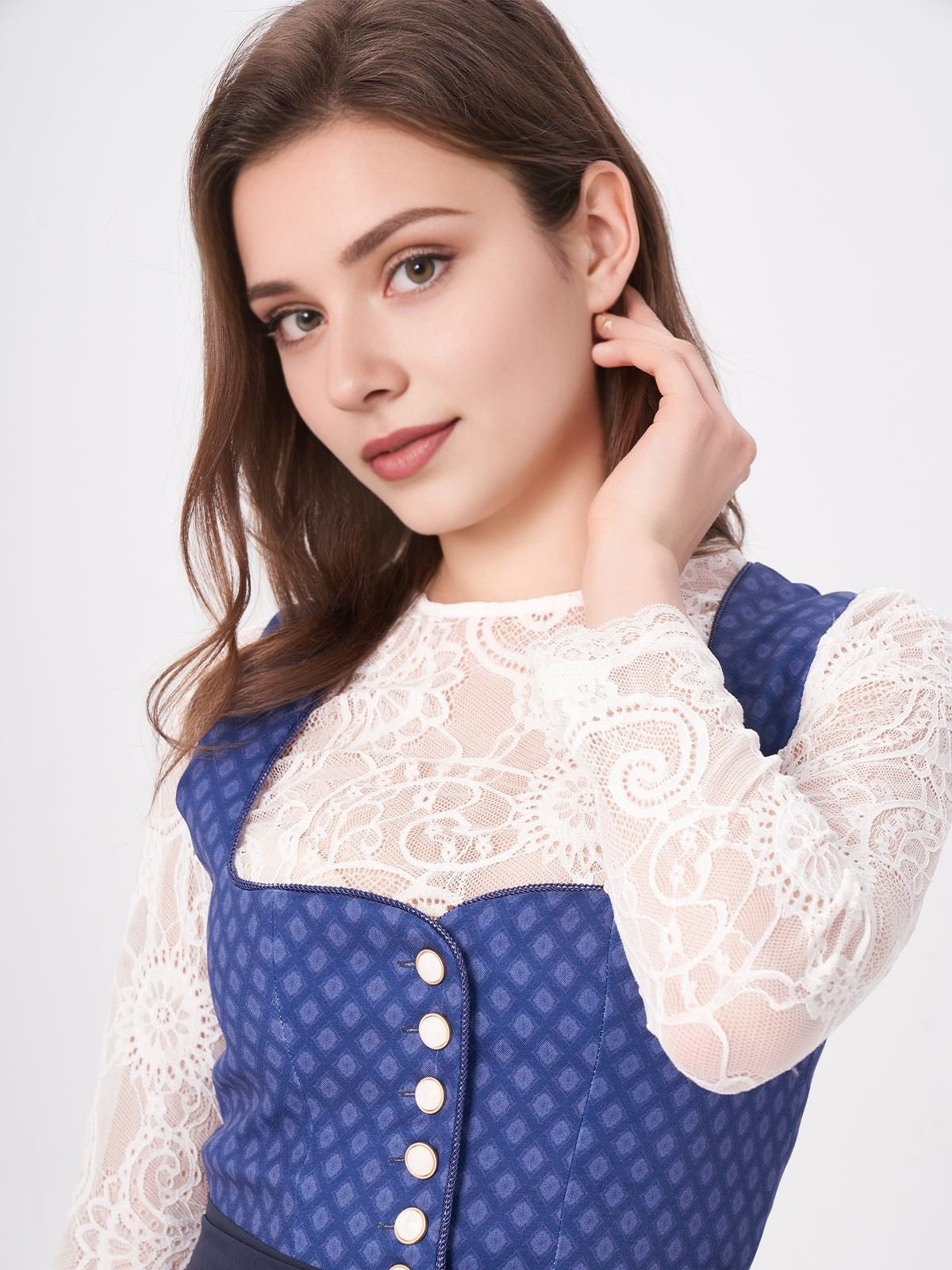 Dirndlbluse in Blau mit floralen Details