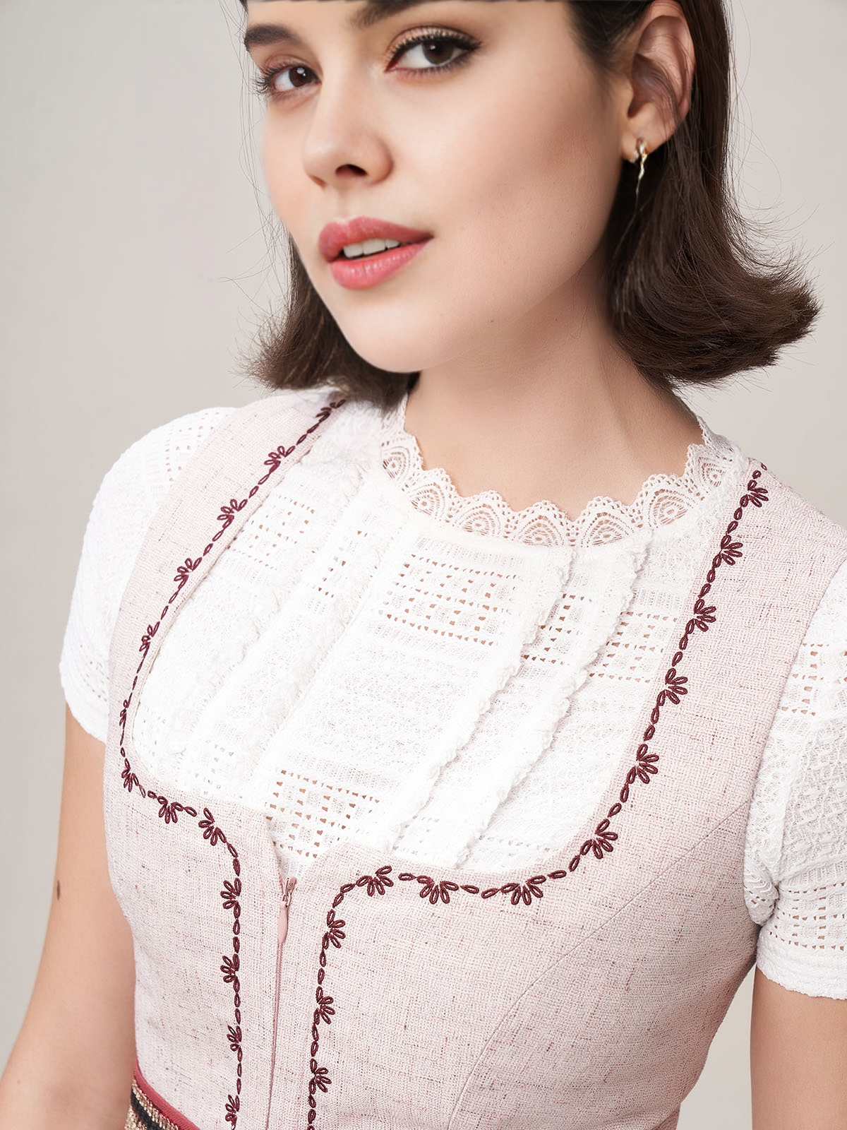 Modernes Dirndl in Rosa mit figurbetonter Silhouette