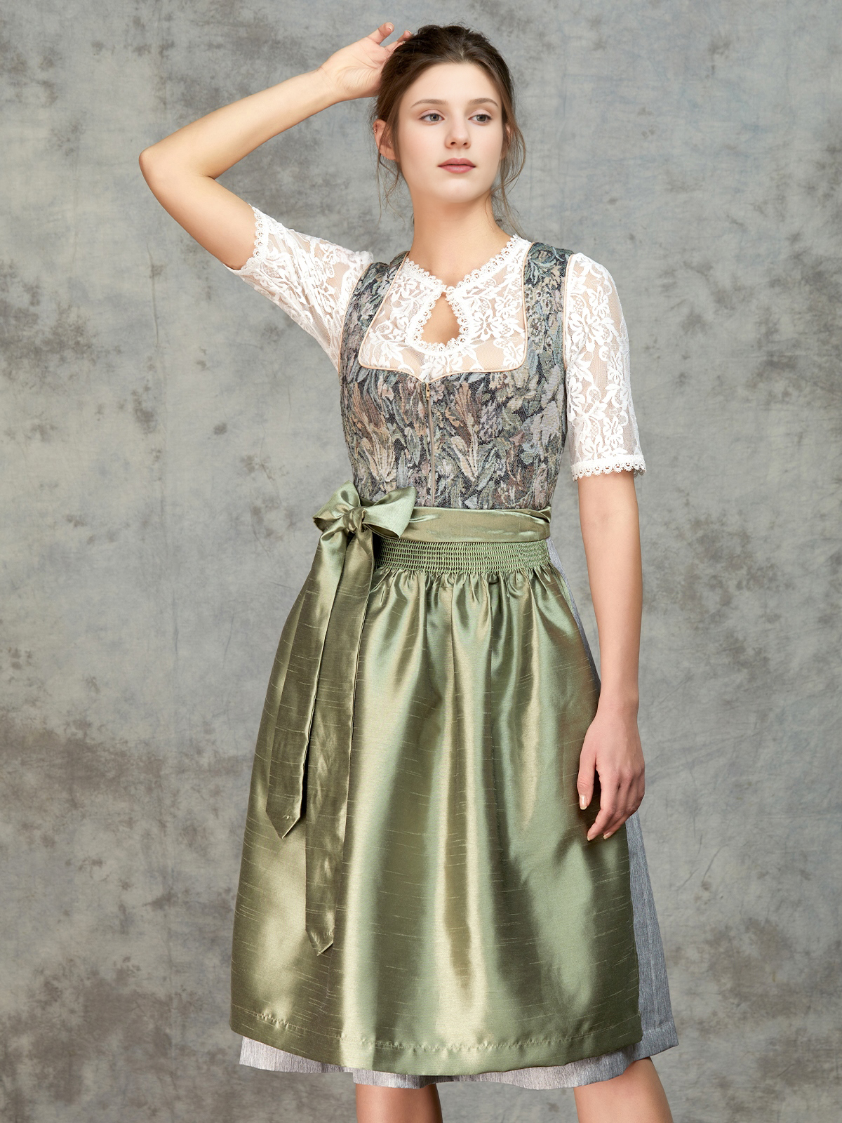 Ein fliederfarbenes Dirndl mit grünen Akzenten