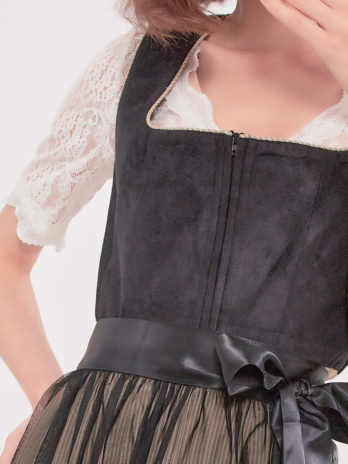 Einfarbiges Dirndl in Schwarz – zeitlos und elegant