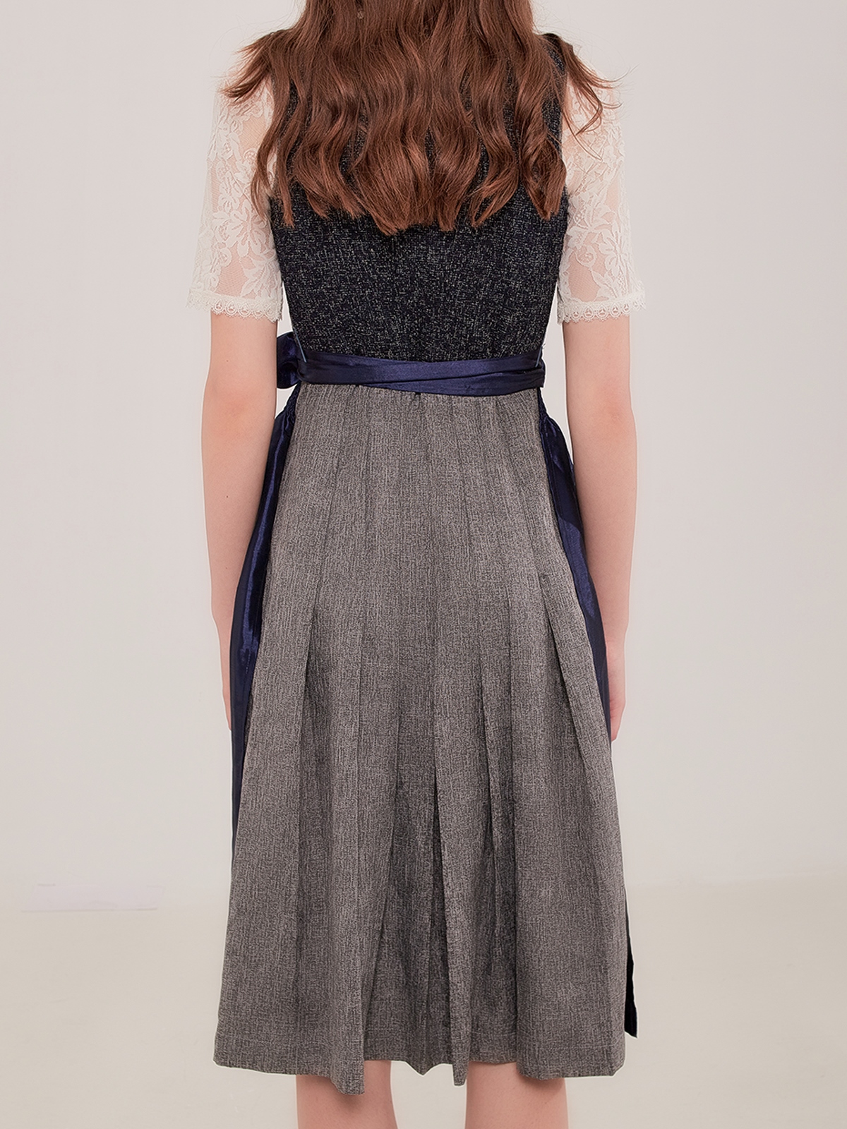 Dirndl mit blauem Ausschnitt