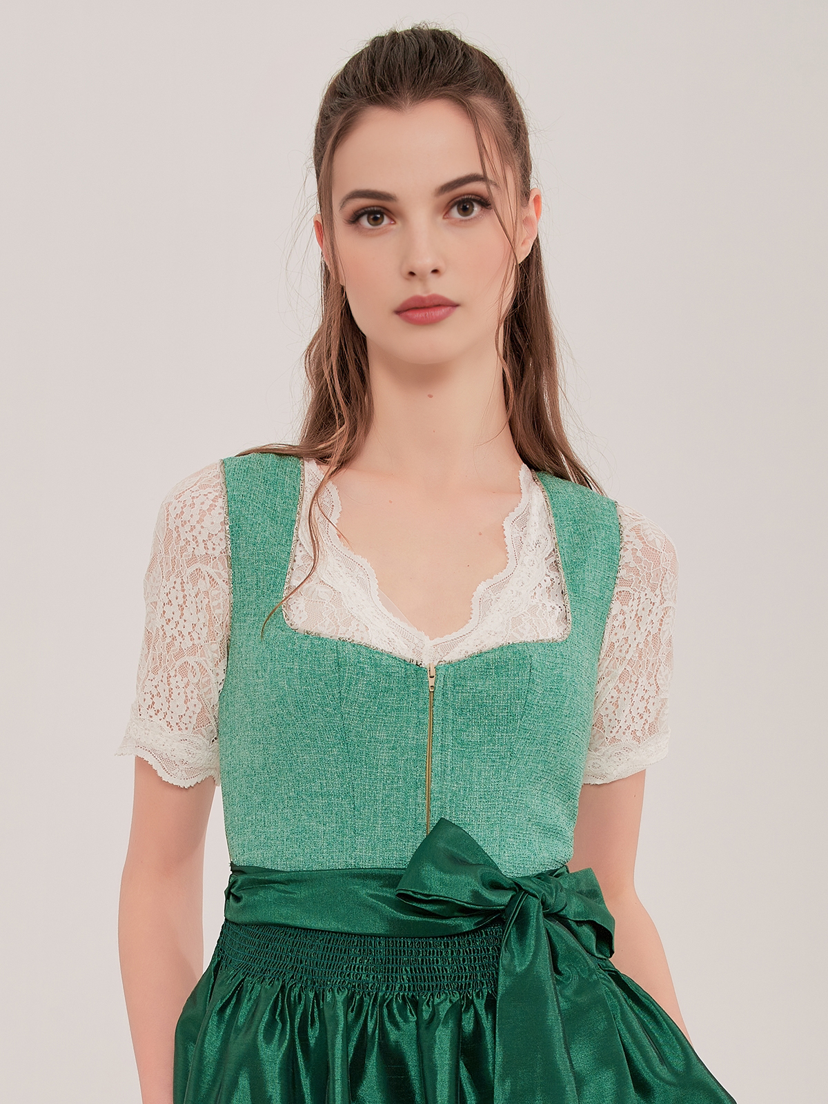 Moderne Dirndlbluse in Blau