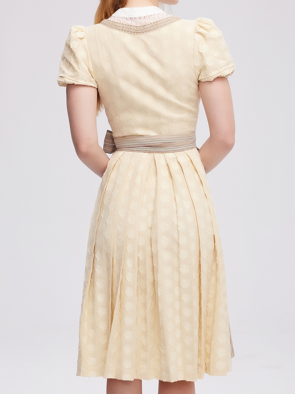 Ein gelbes Dirndl mit floralen Details