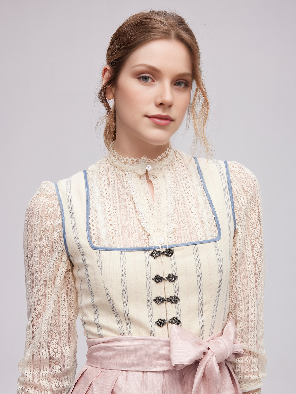 Dirndl Samt Beige – zeitlos und elegant