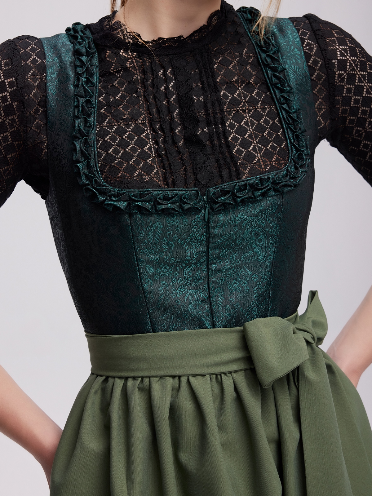 Klassisches grünes Dirndl mit floralen Details