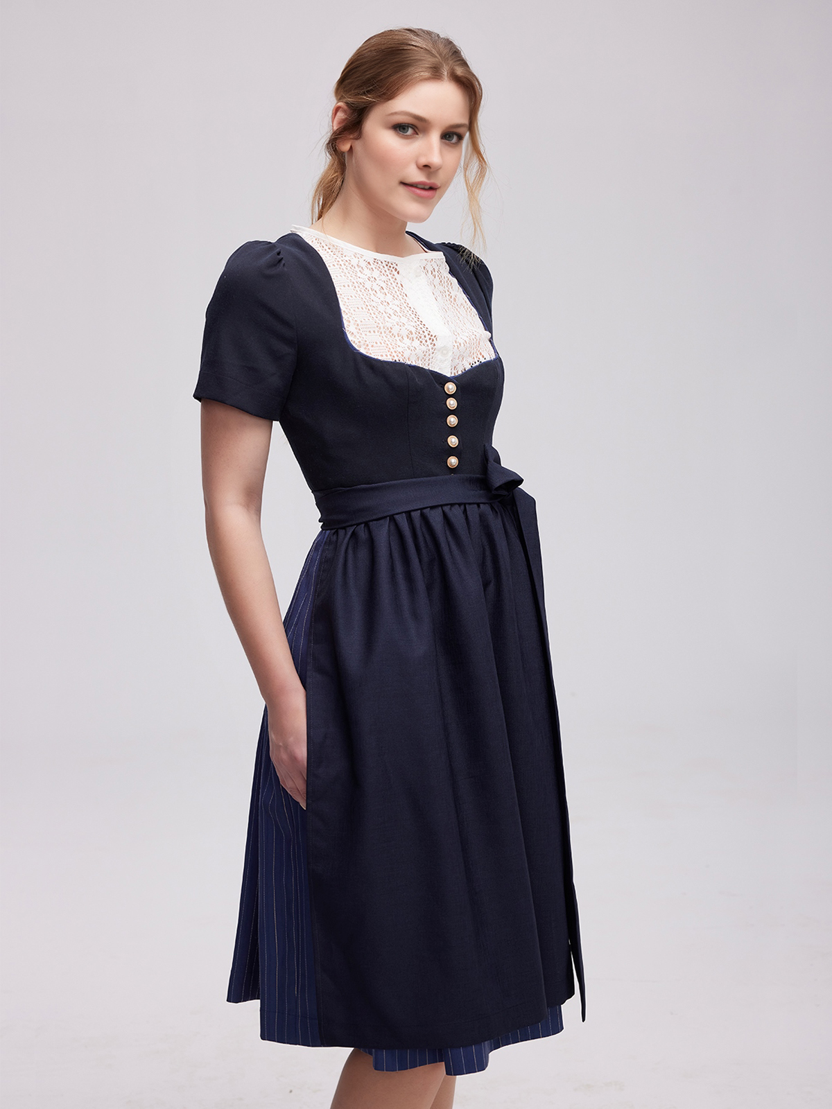 Dirndlbluse Langarm in Blau mit Spitzenbesatz