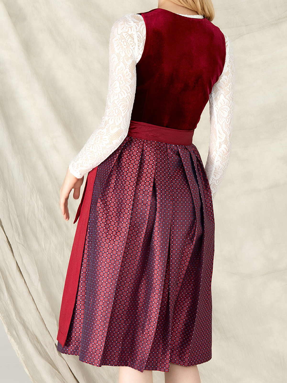 Oranges Dirndl mit modernem Styling