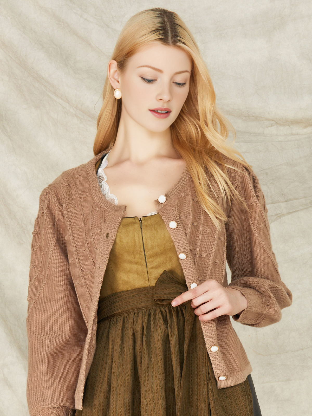 Gelbes Dirndl mit traditioneller Stickerei