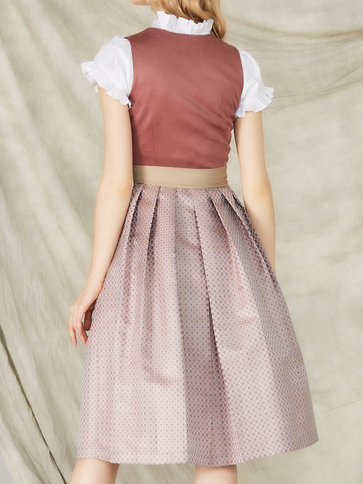Ein elegantes rosa Dirndl mit modernem Schnitt