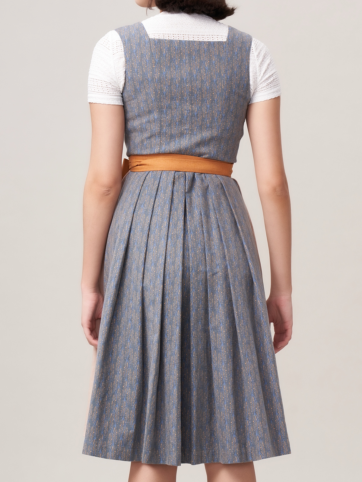 Dirndl in Blau mit traditionellem Schnitt