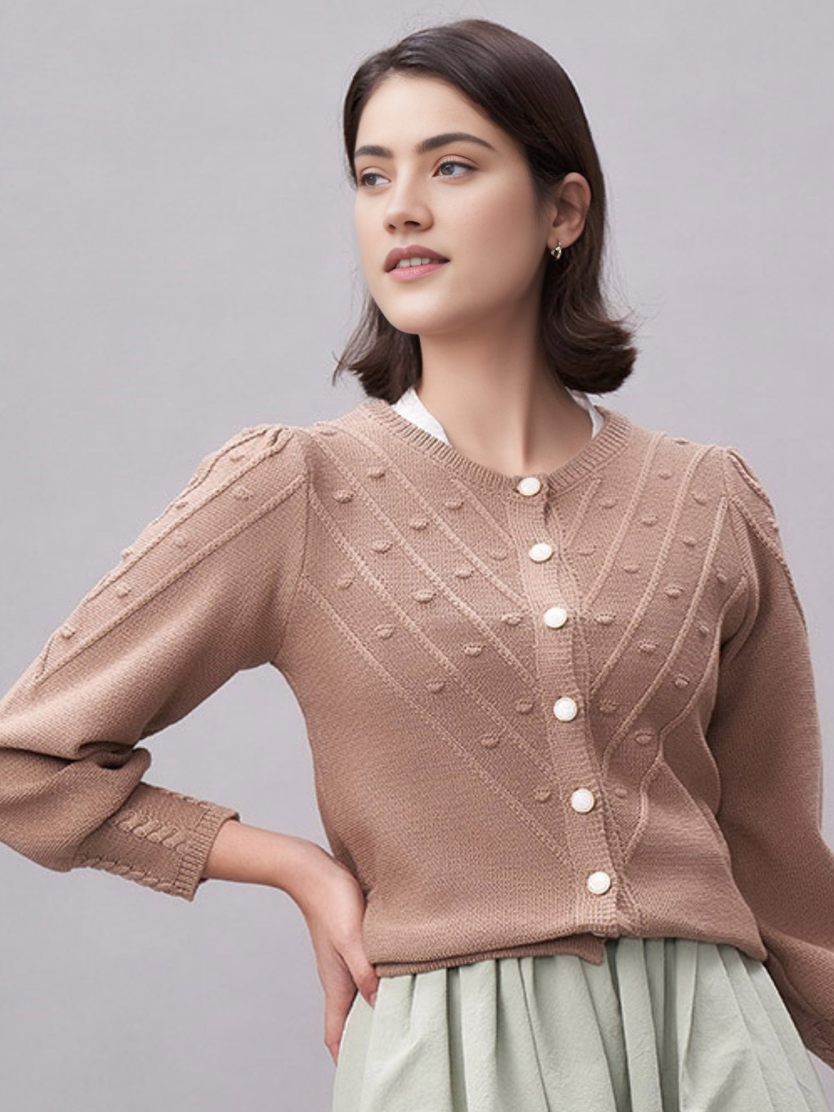 Modernes Dirndl in Braun mit traditionellen Elementen