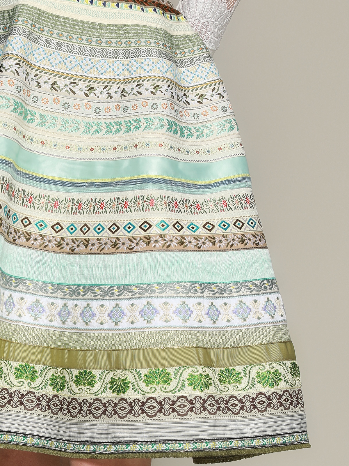 Futuristisches Dirndl Design