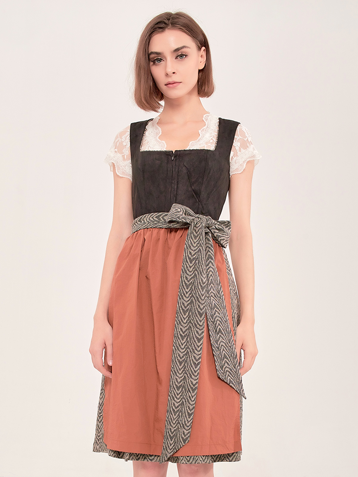 Elegantes schwarzes Samt-Dirndl mit Spitzenbesatz