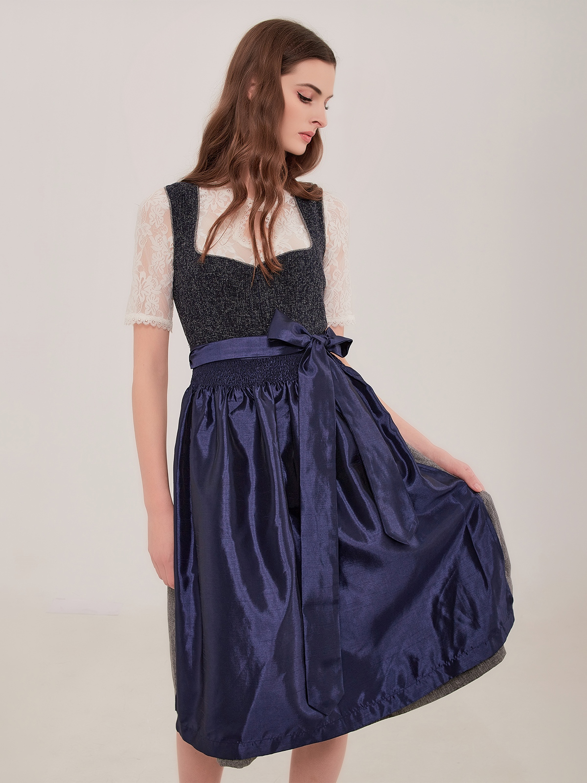 Elegantes blaues Dirndl mit passender Bluse