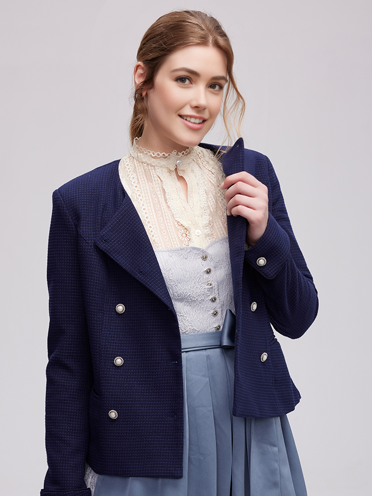 Dirndl mit blauer Jacke