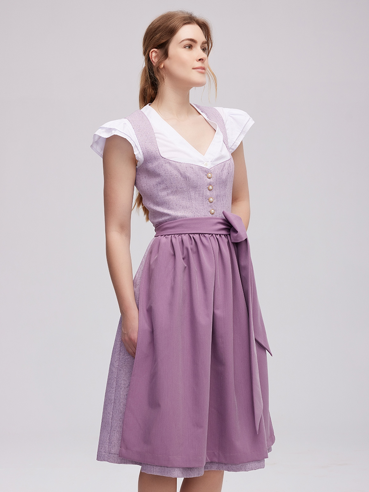 Graues Dirndl mit lila Akzenten