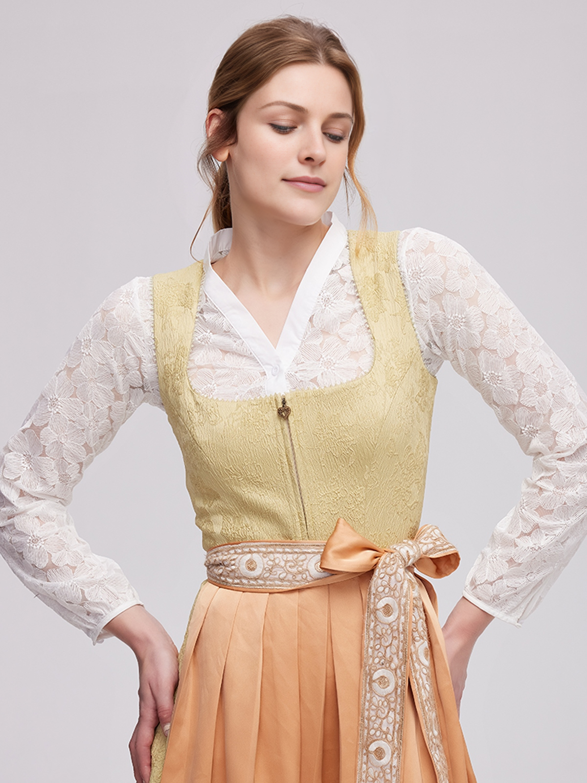 Modernes gelbes Dirndl mit floralen Details