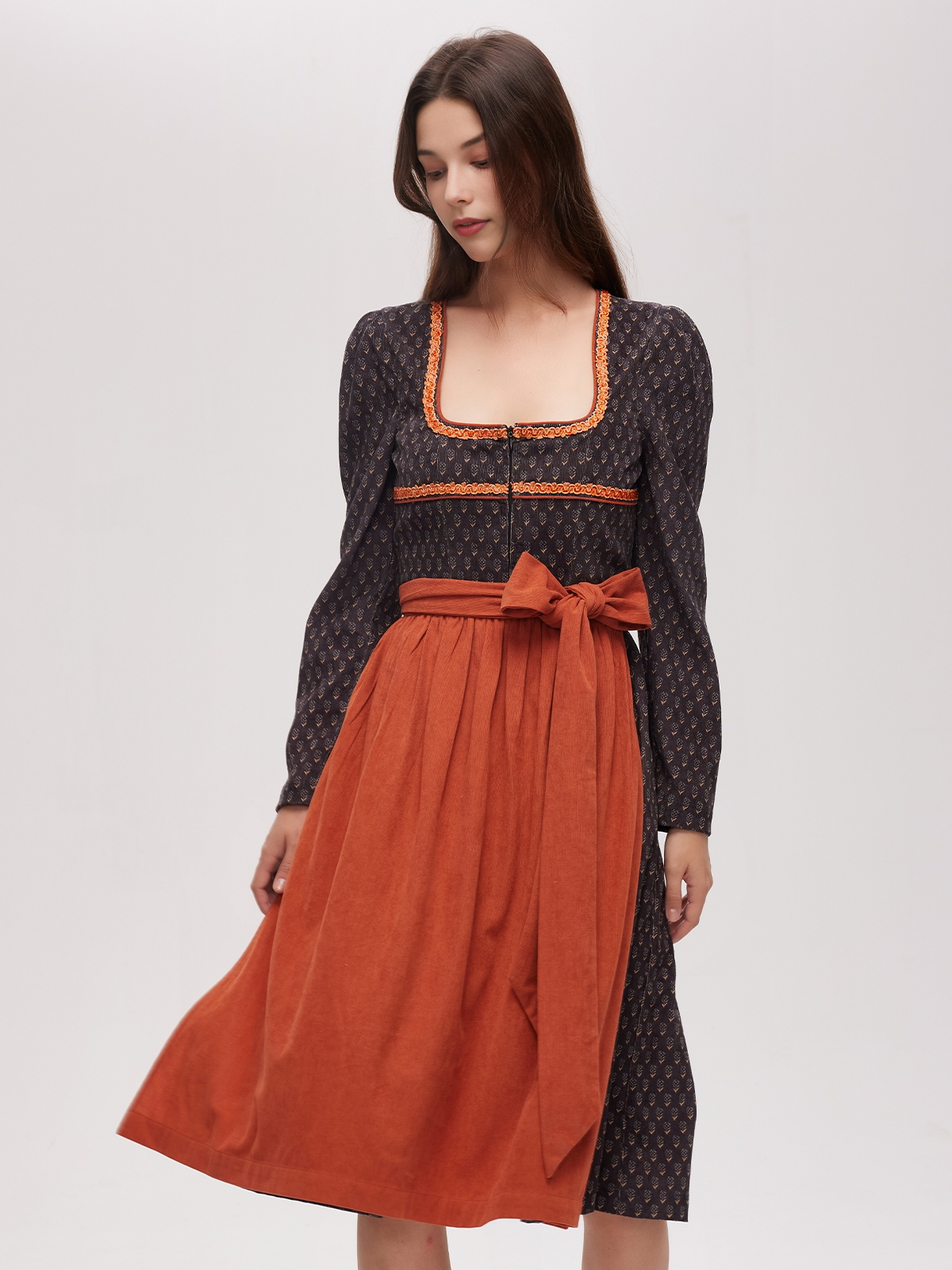Dirndl Rot Schwarz – Eleganz und Leidenschaft