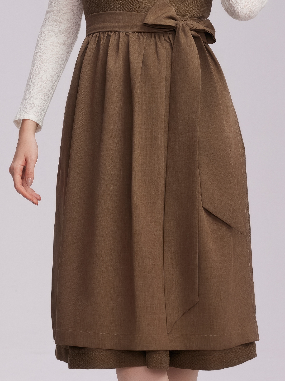Elegantes grünes Dirndl mit passender Bluse
