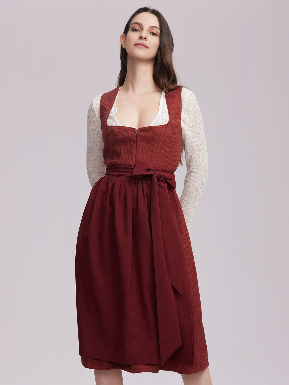 Dirndl in Rot mit klassischer Schürze