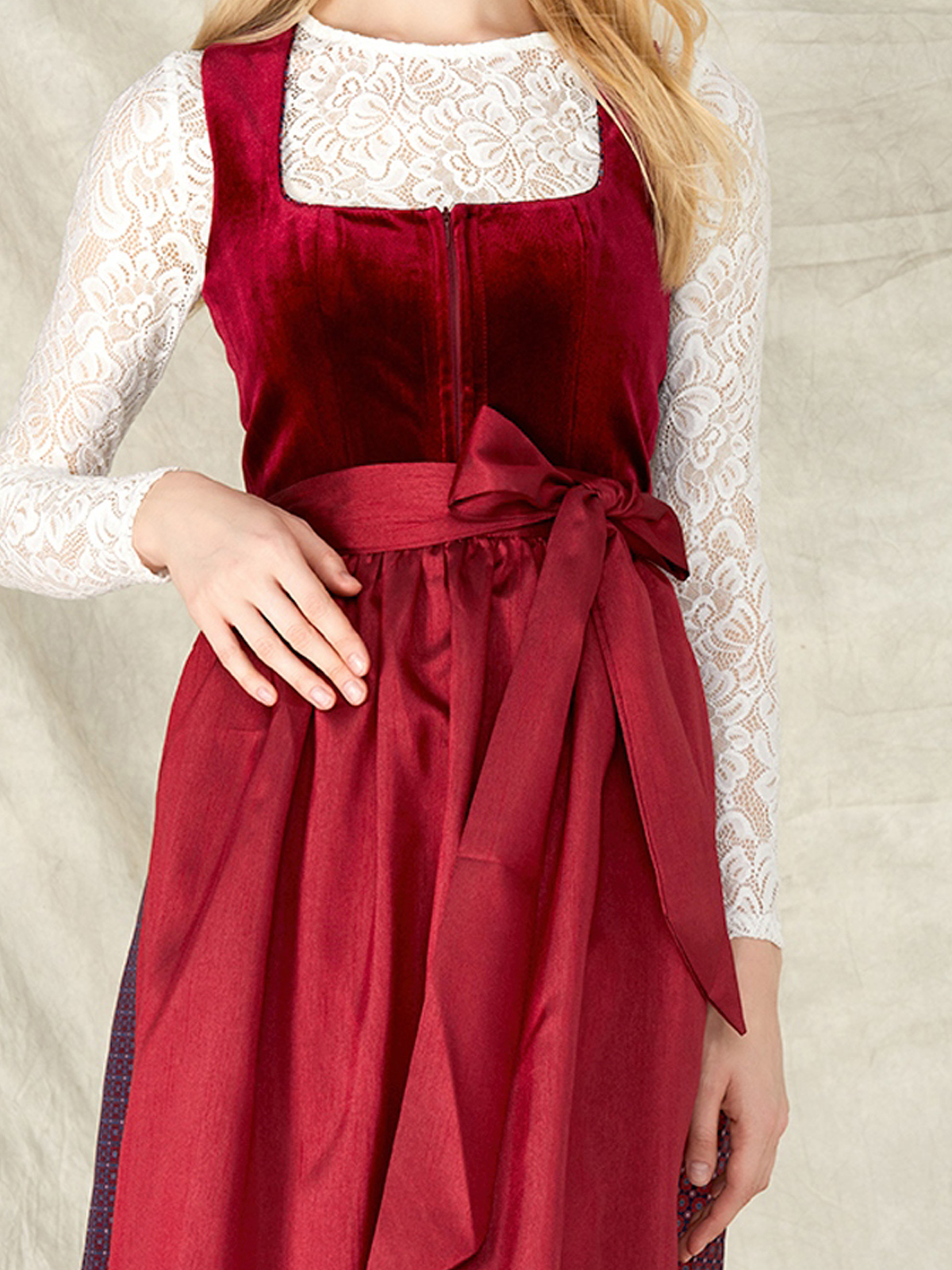 Dirndl in Rot – stilvoll & festlich