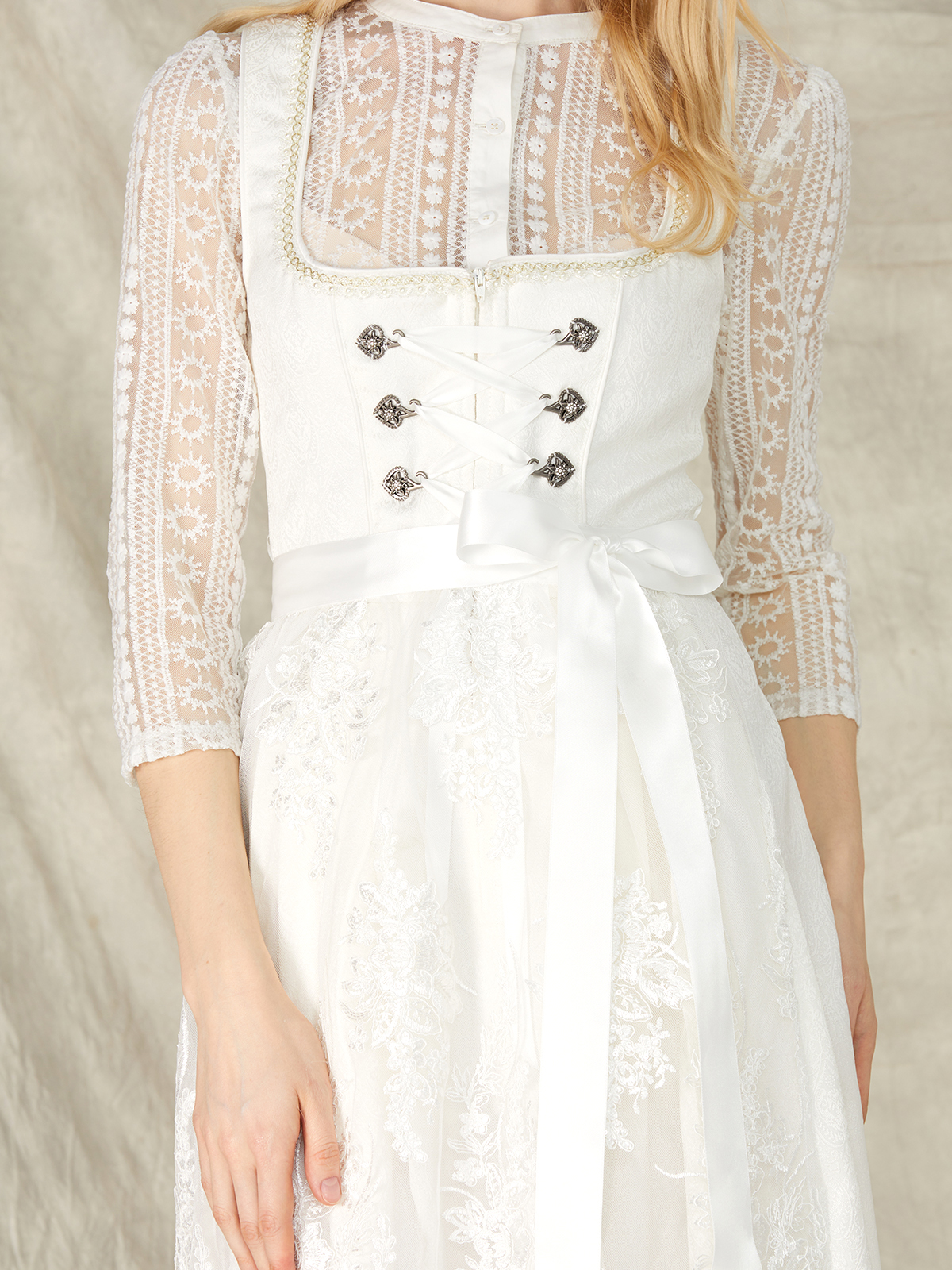 Traditionelles Dirndl in Weiß mit modernen Akzenten