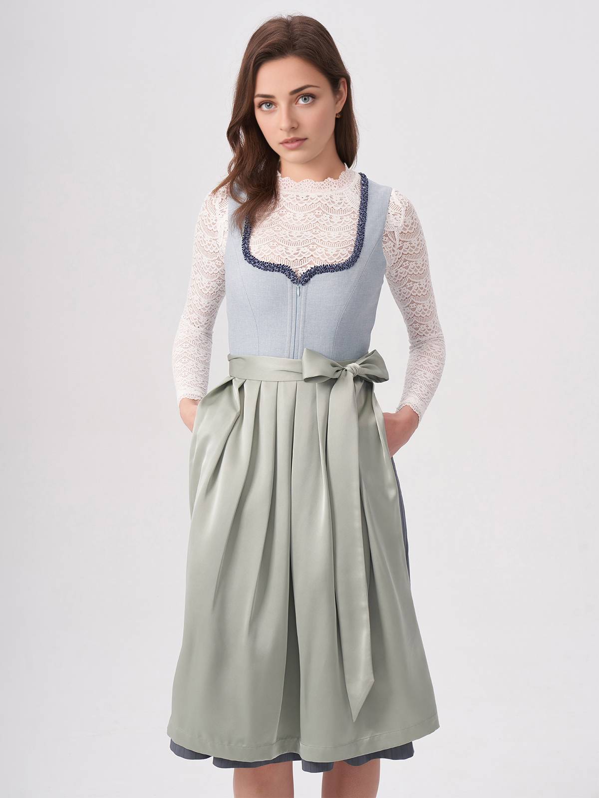 Dirndl in Blau mit floralen Details