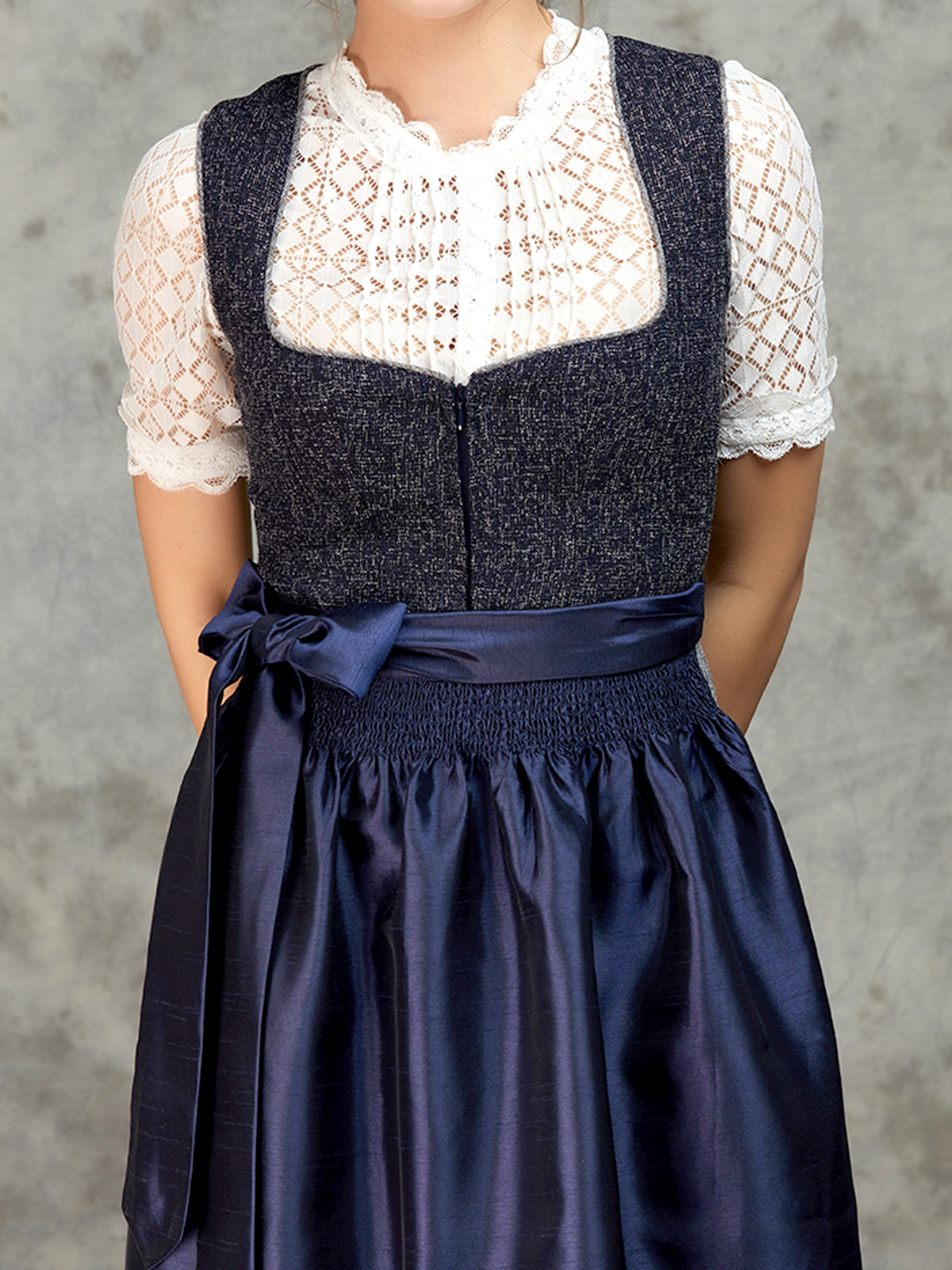 Rot-Grünes Dirndl mit Bluse