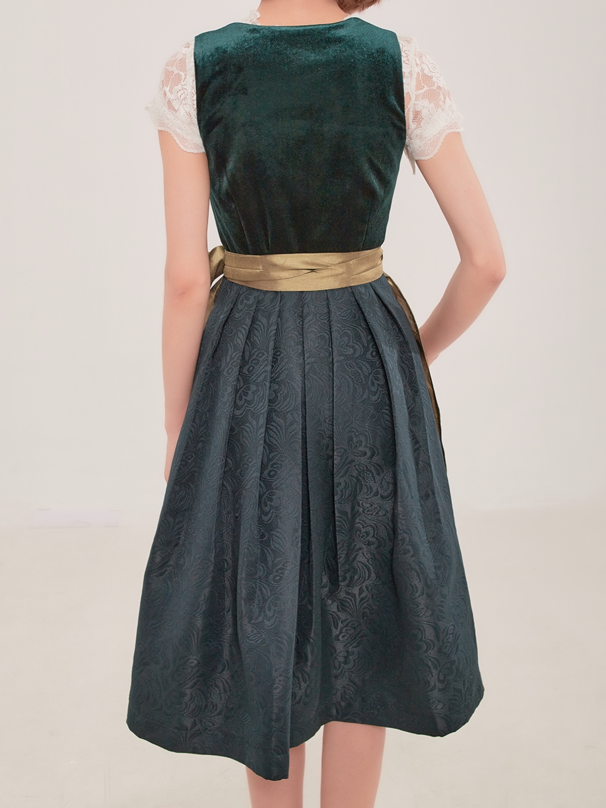 Grün pinkes Dirndl – feminin und auffällig