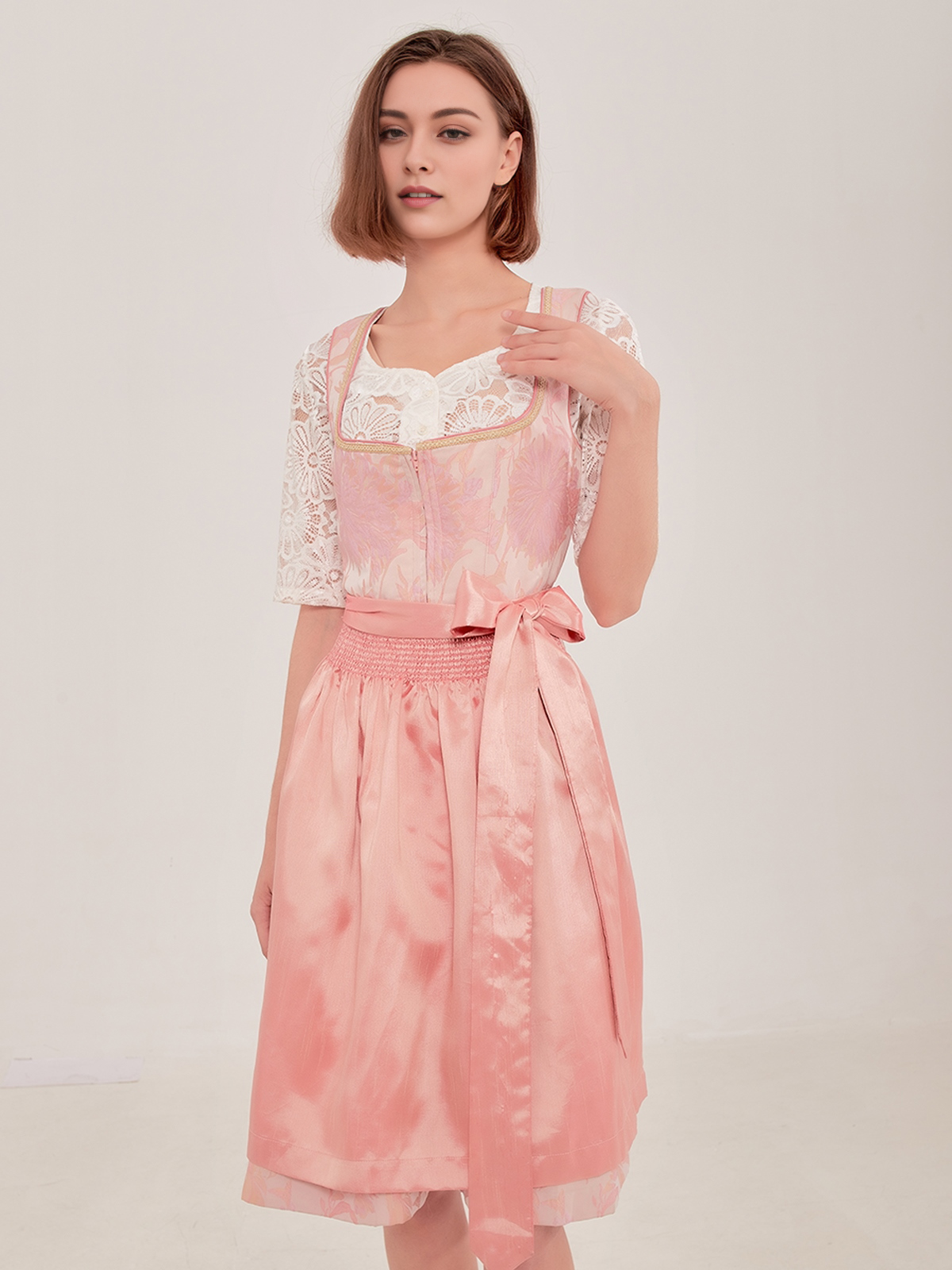 Dirndl mit dekorativem Ausschnitt