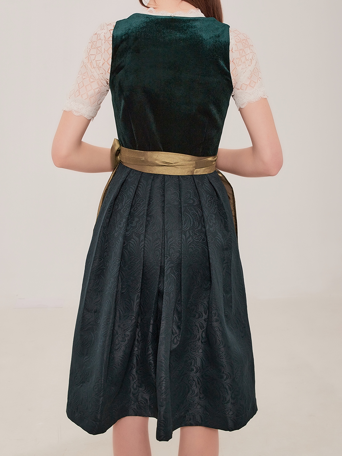 Modernes Dirndl in Grün mit schwarzer Bluse