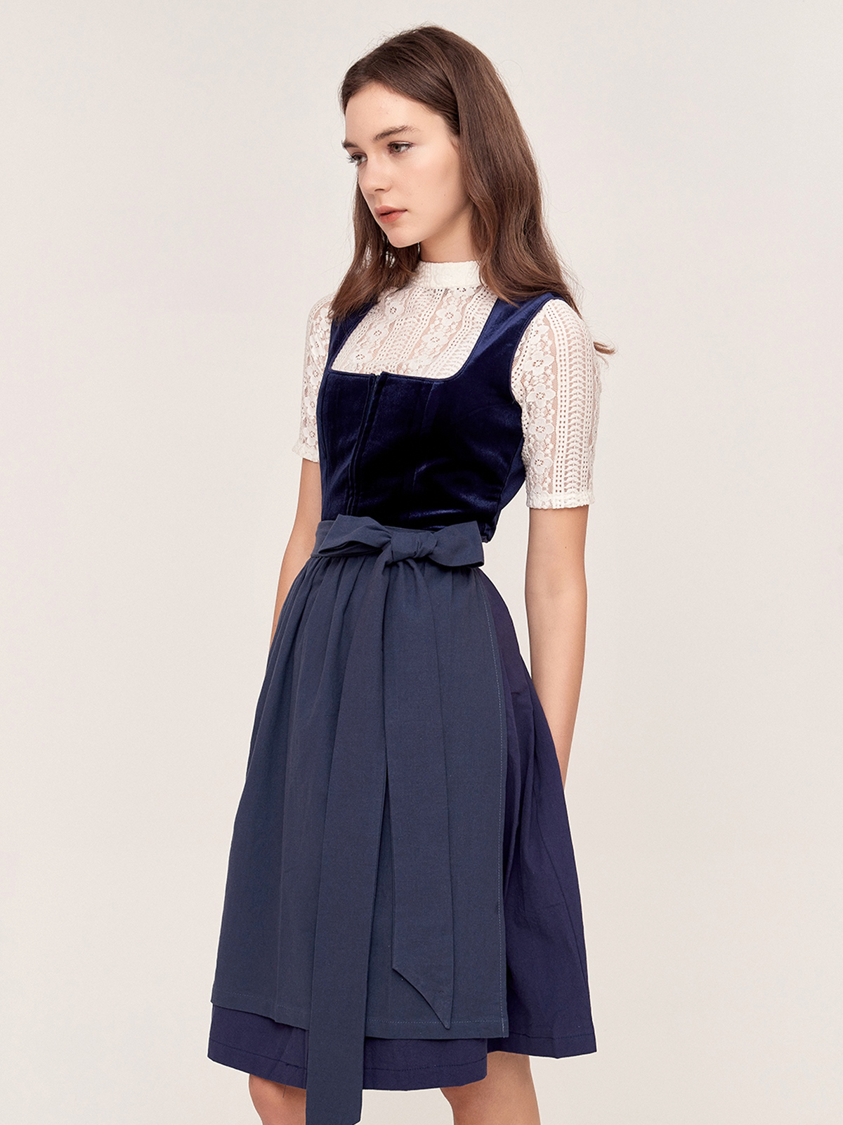 Dirndl in Blau mit modernem Schnitt