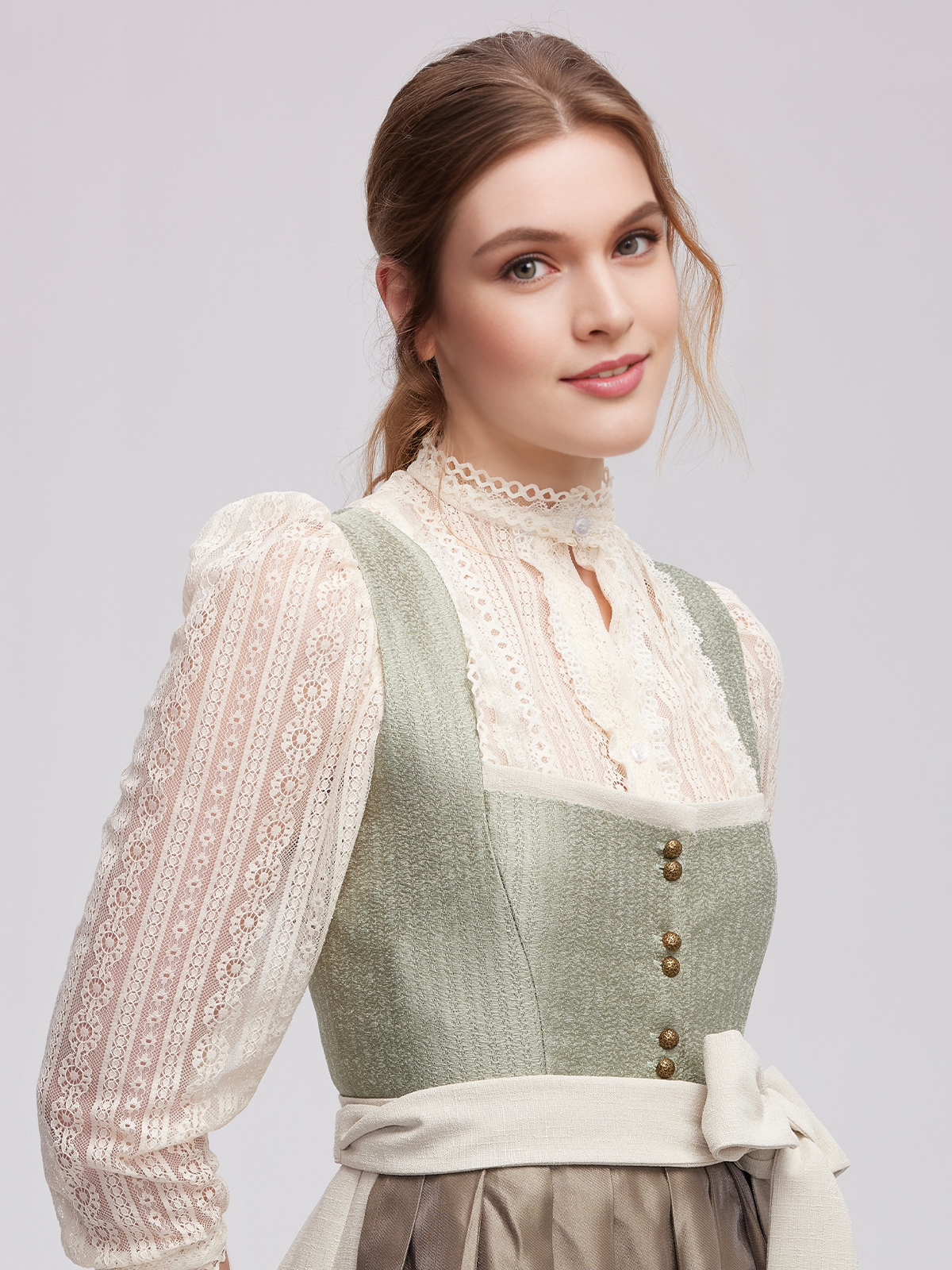 Dirndl in Grün mit traditionellem Schnitt