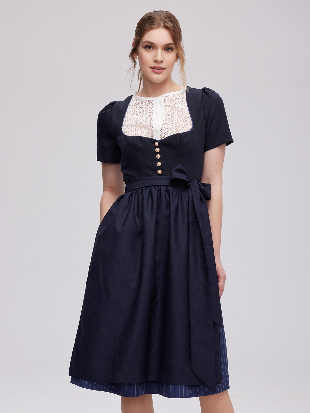 Dirndl in Blau mit floralen Details