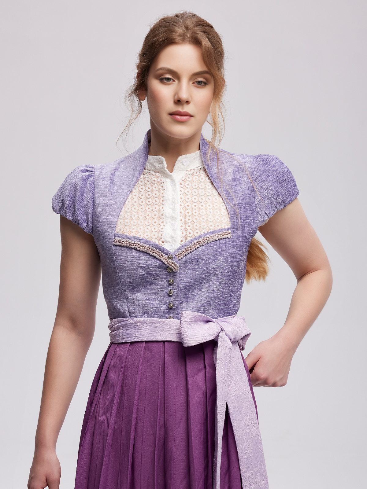 Modernes Dirndl mit Reißverschluss vorne in Lila