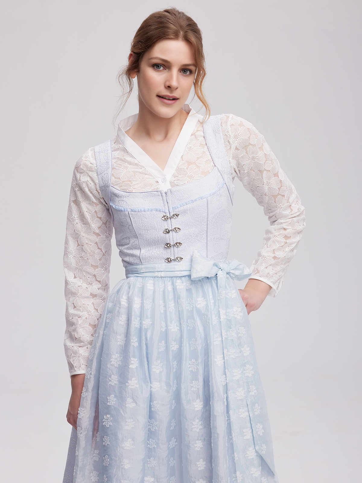 Dirndl Hellblau Rosa – Eleganz und Romantik vereint