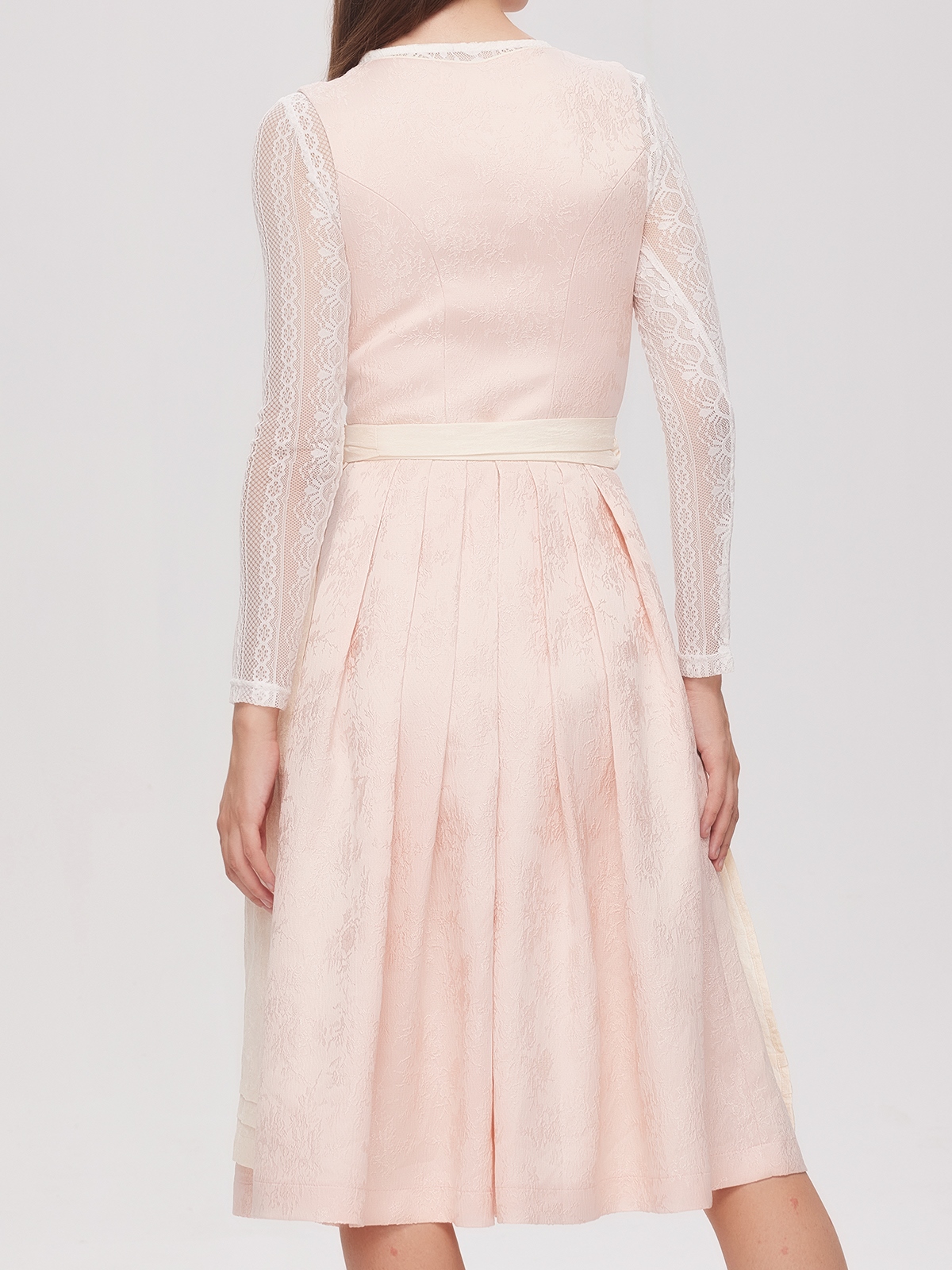 Modernes Dirndl in Rosa mit schlichter Bluse