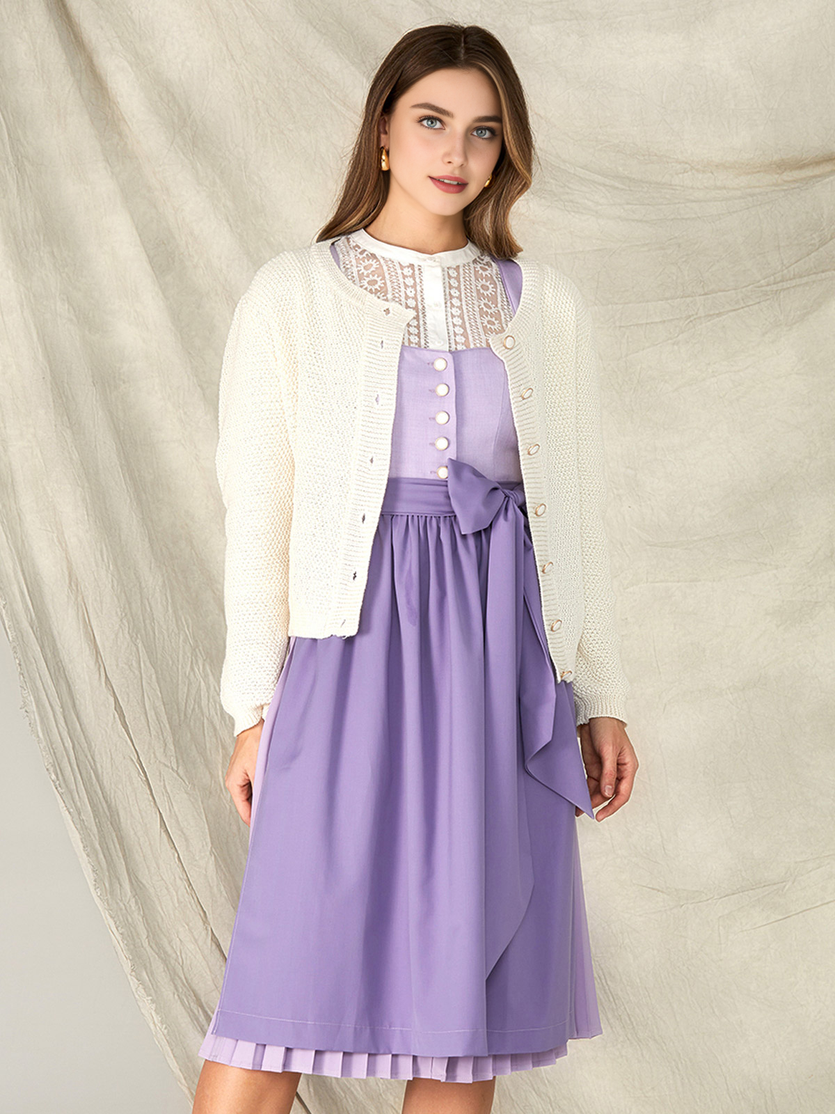 Hellgrünes Dirndl mit weißer Bluse