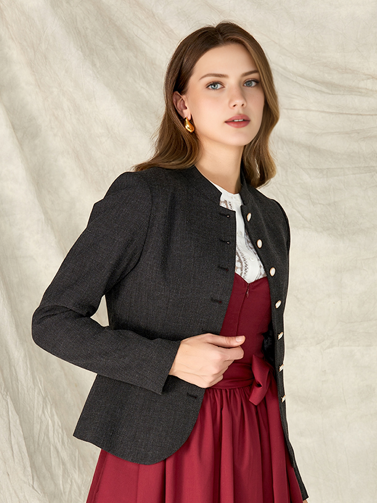 Schwarzes Dirndl mit Spitzenverzierung