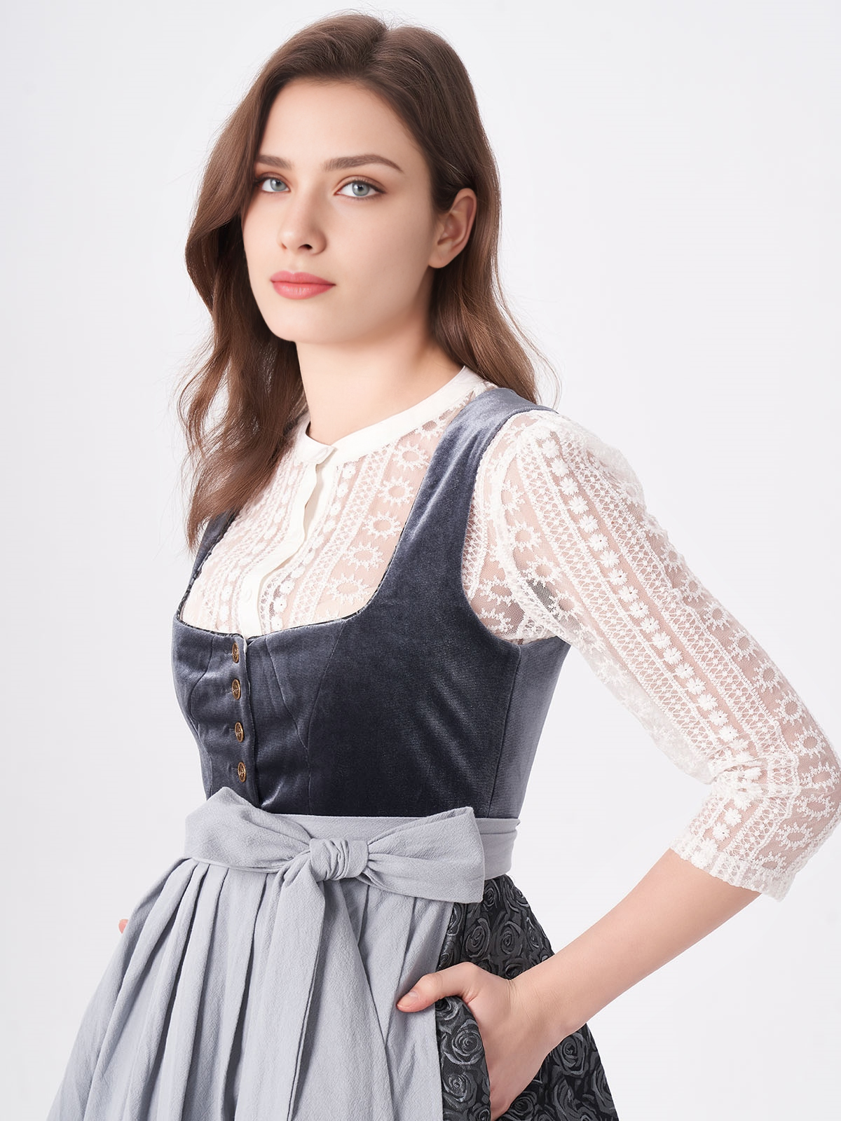 Traditionelles blaues Dirndl mit modernen Akzenten