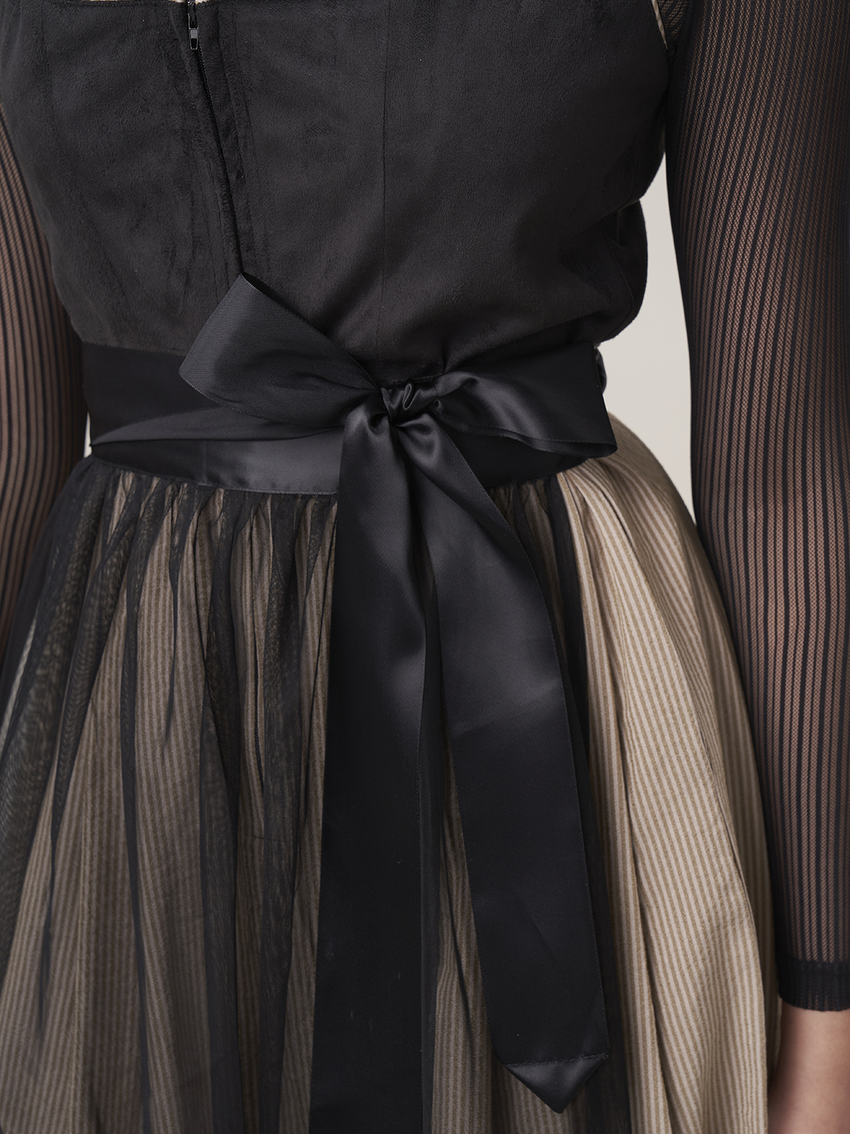 Schwarze Dirndl Bluse mit eleganten Details
