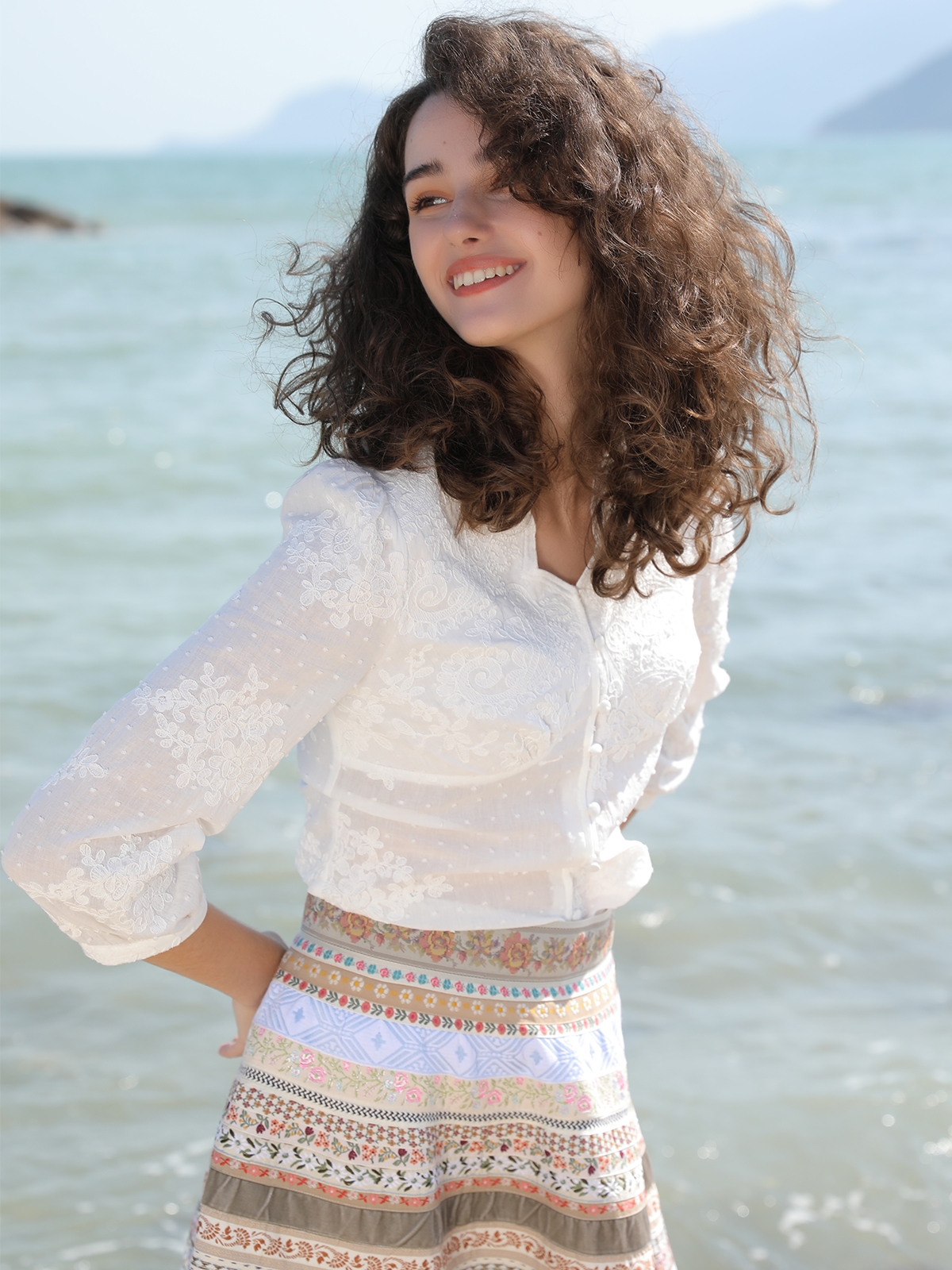 Elegantes weißes Dirndl mit modernem Schnitt