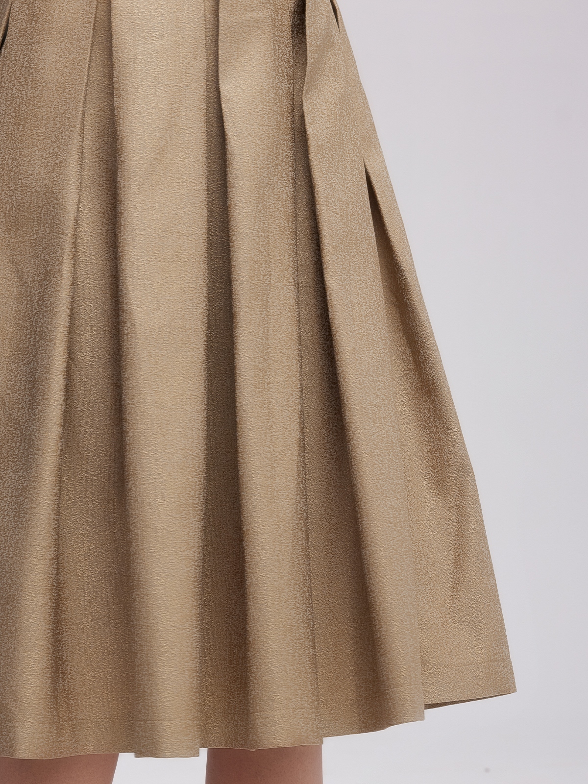 Ein elegantes Dirndl hellgelb mit Spitzenbluse und passendem Schmuck