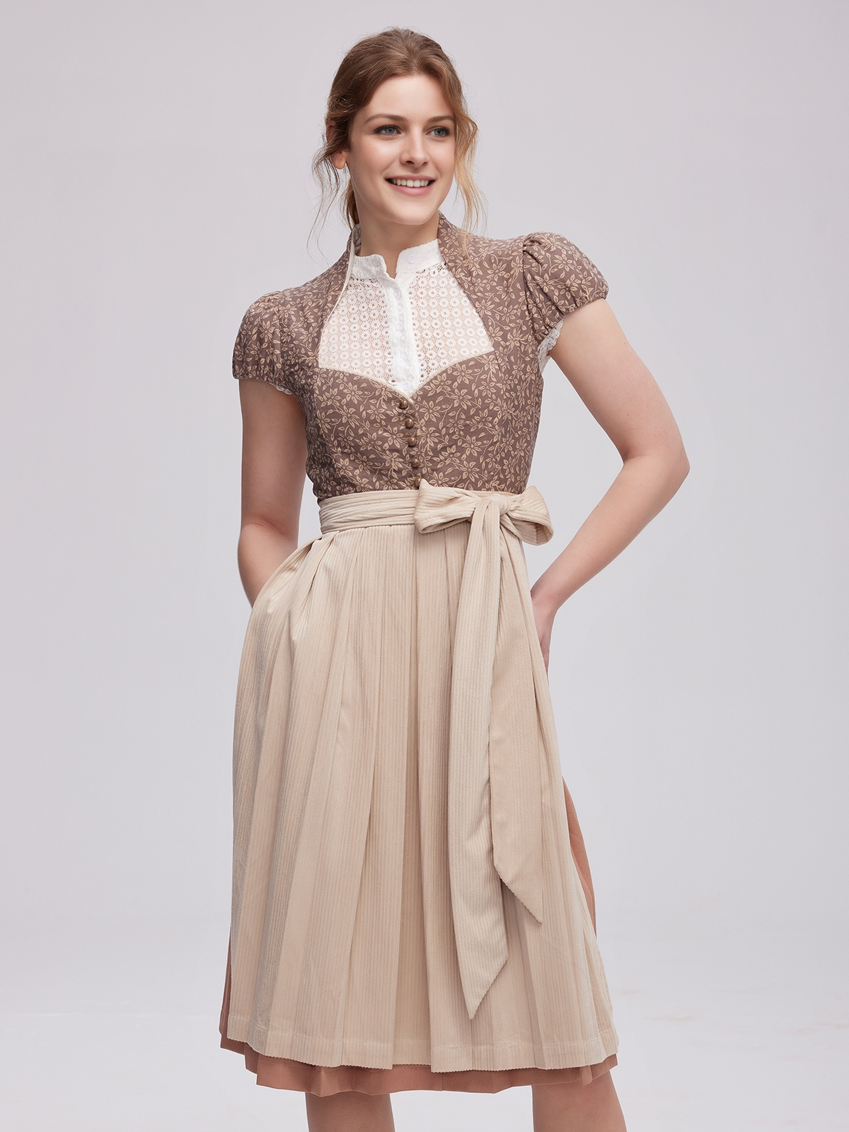Modernes Dirndl in Braun mit schmaler Taille und leichter Schürze