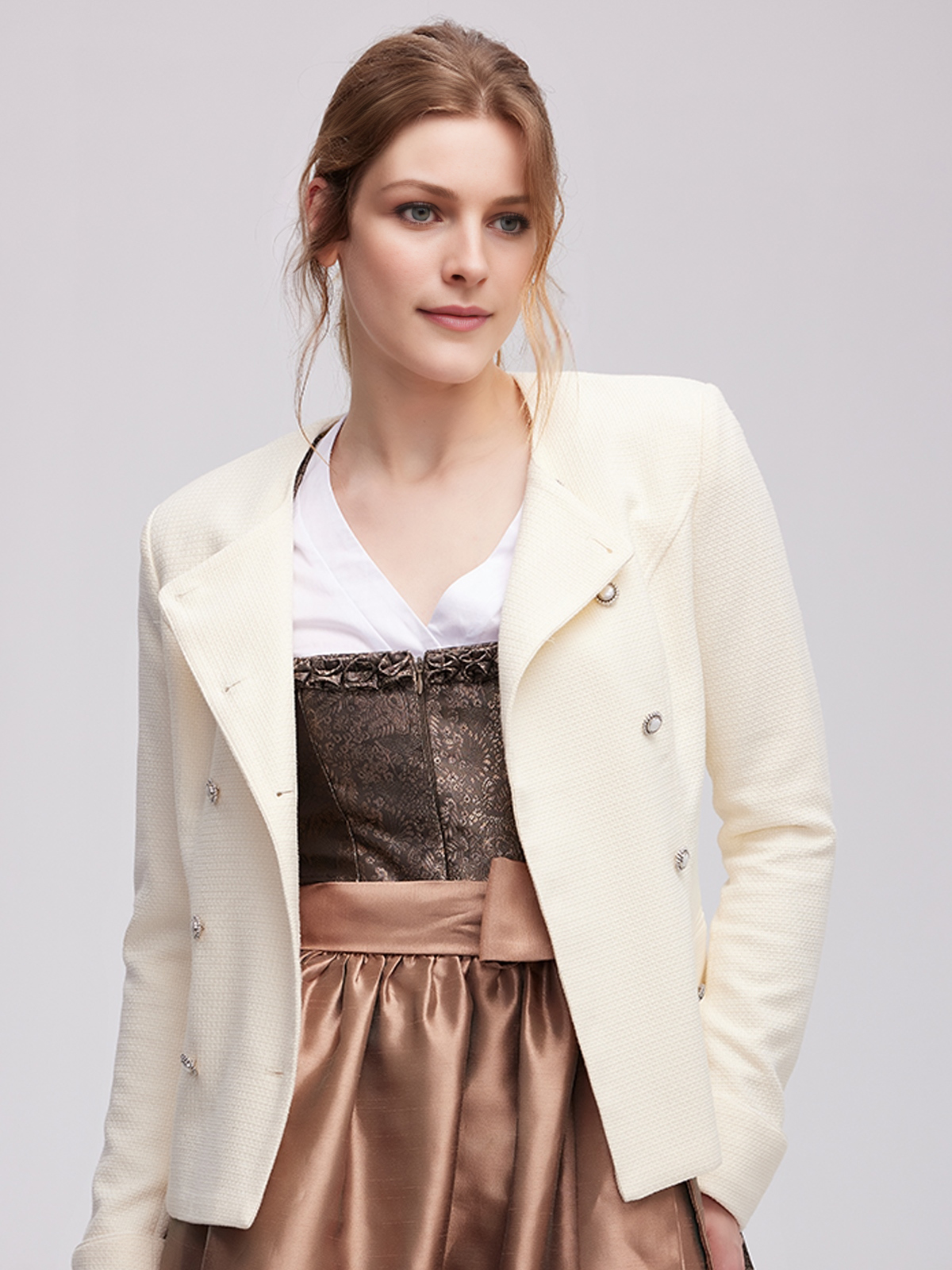 Ein helles Dirndl mit moderner Jacke kombiniert