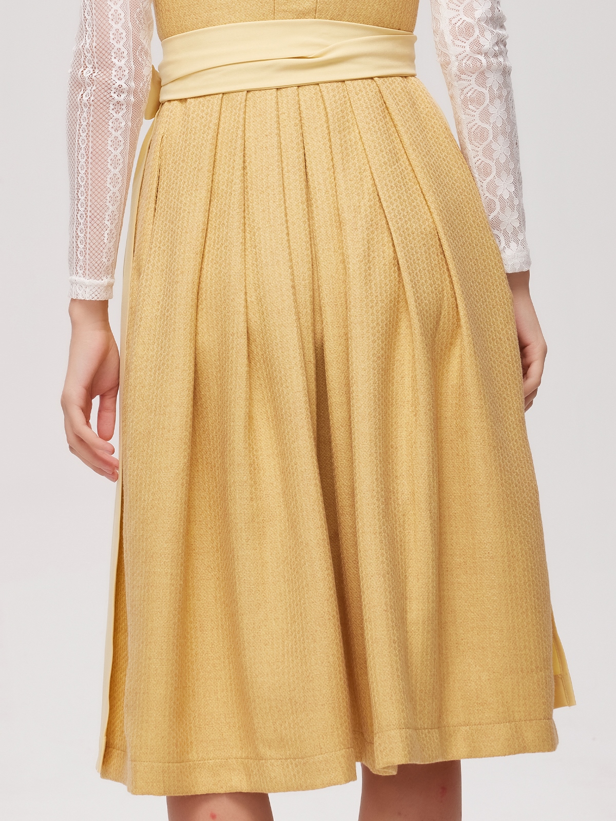 Ein elegantes Ja Mei Dirndl in Gelb