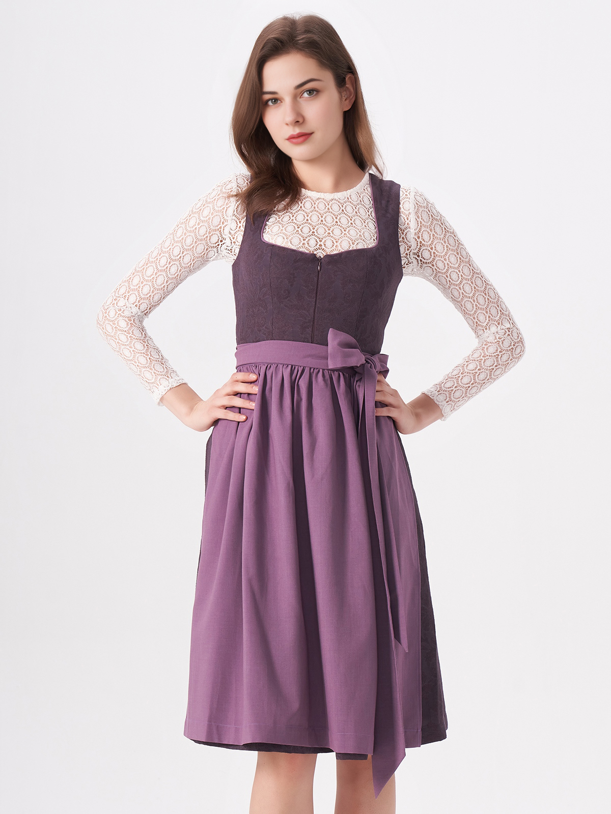 Schwarzes Samt Dirndl in lila Akzenten