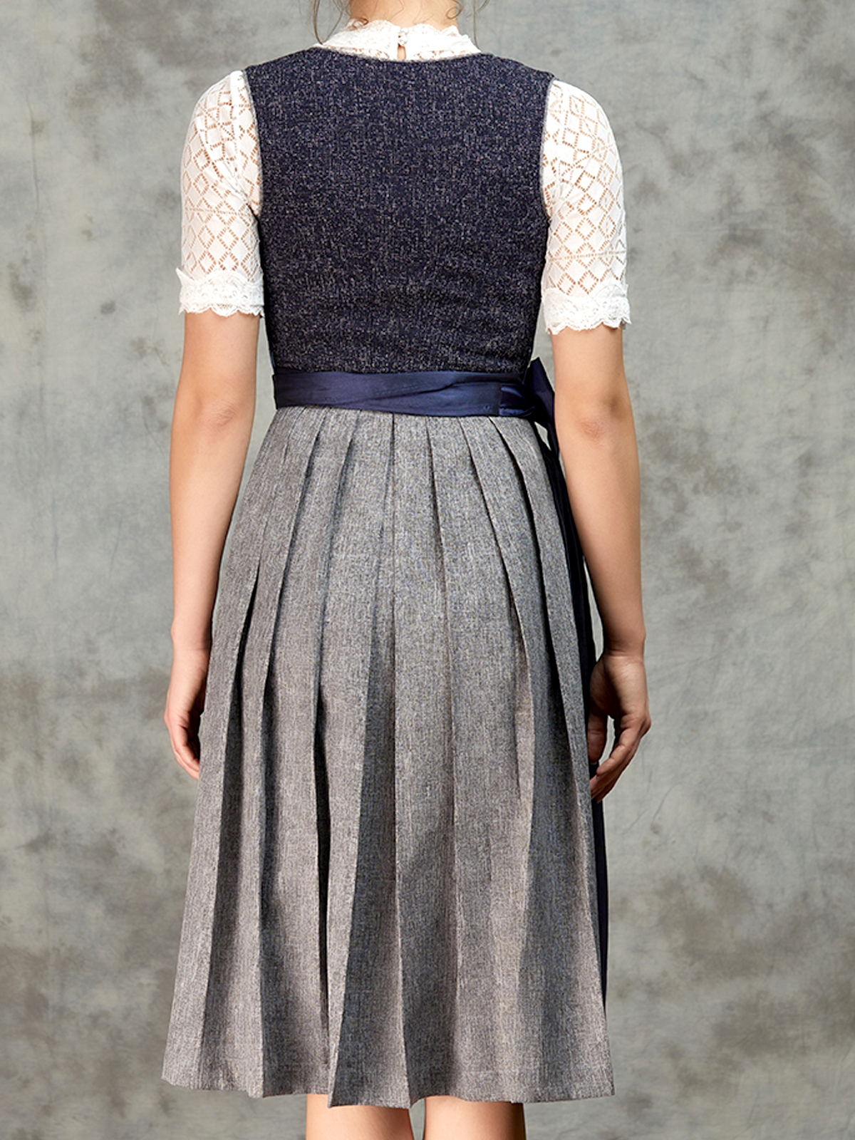 Modernes Dirndl in Blau mit geradem Ausschnitt
