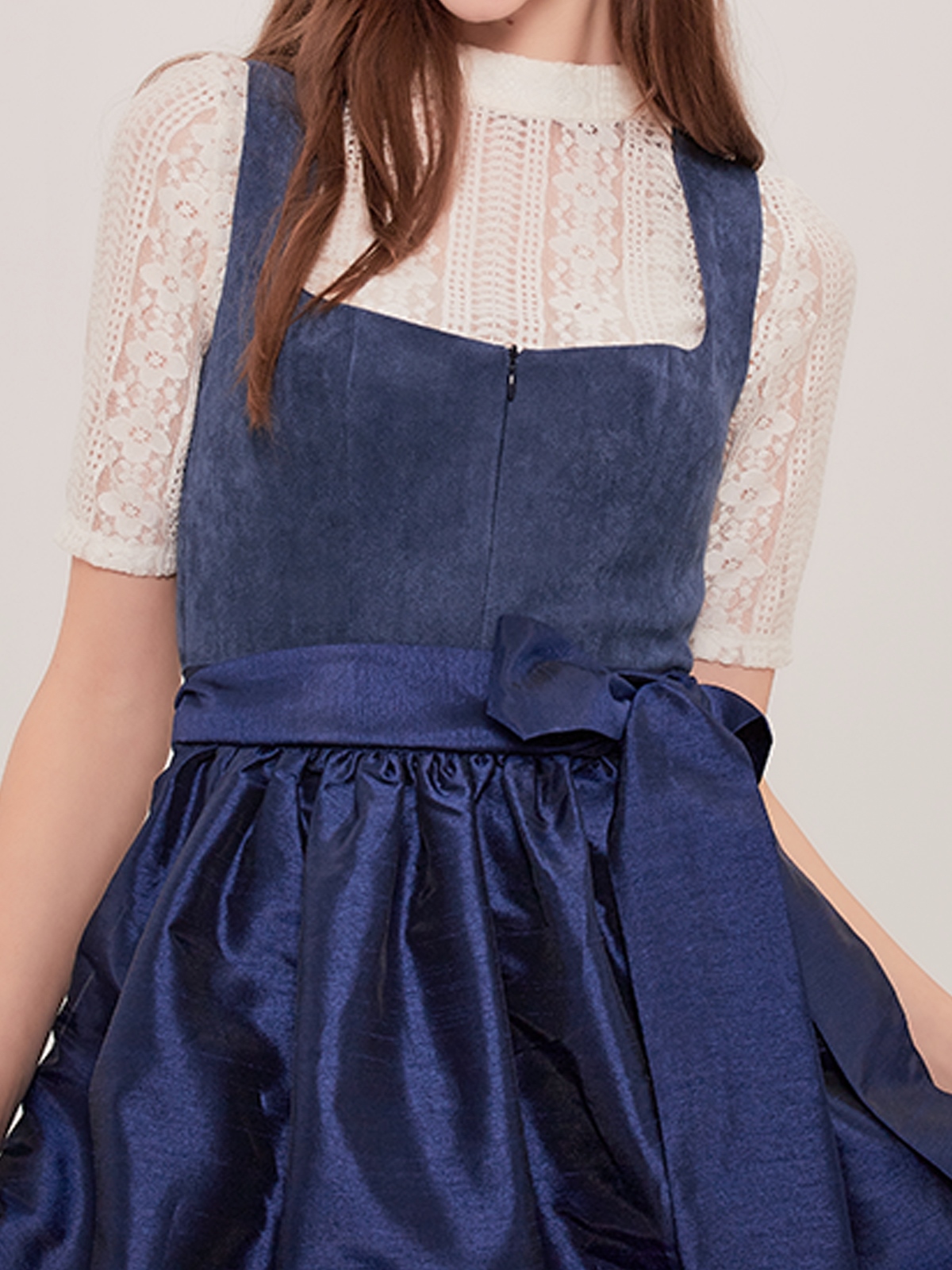 Modernes Dirndl in Blau – perfekt für den urbanen Stil